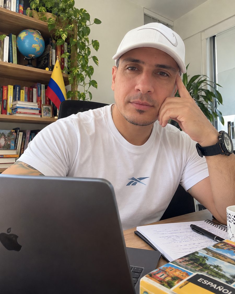 Mauricio przy laptopie, gotowy do rozmowy po hiszpańsku